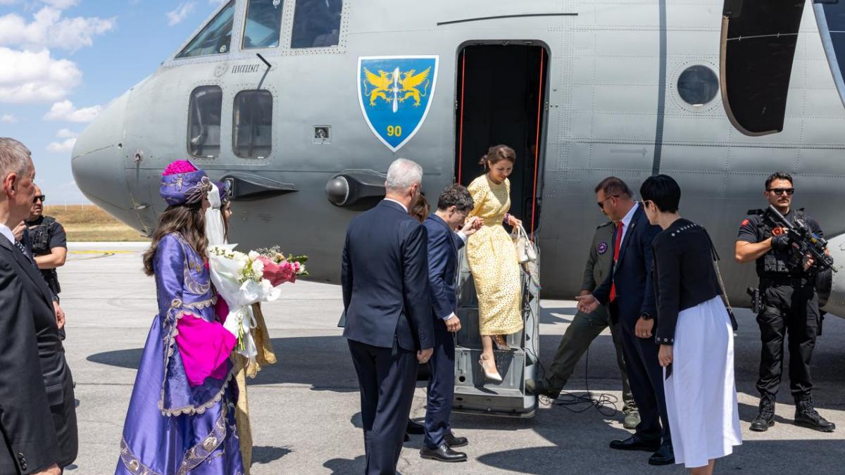 imagini de la sosirea lui nicusor dan la ankara cu avionul spartan pentru summitul nato presedintele e insotit de mirabela gradinaru