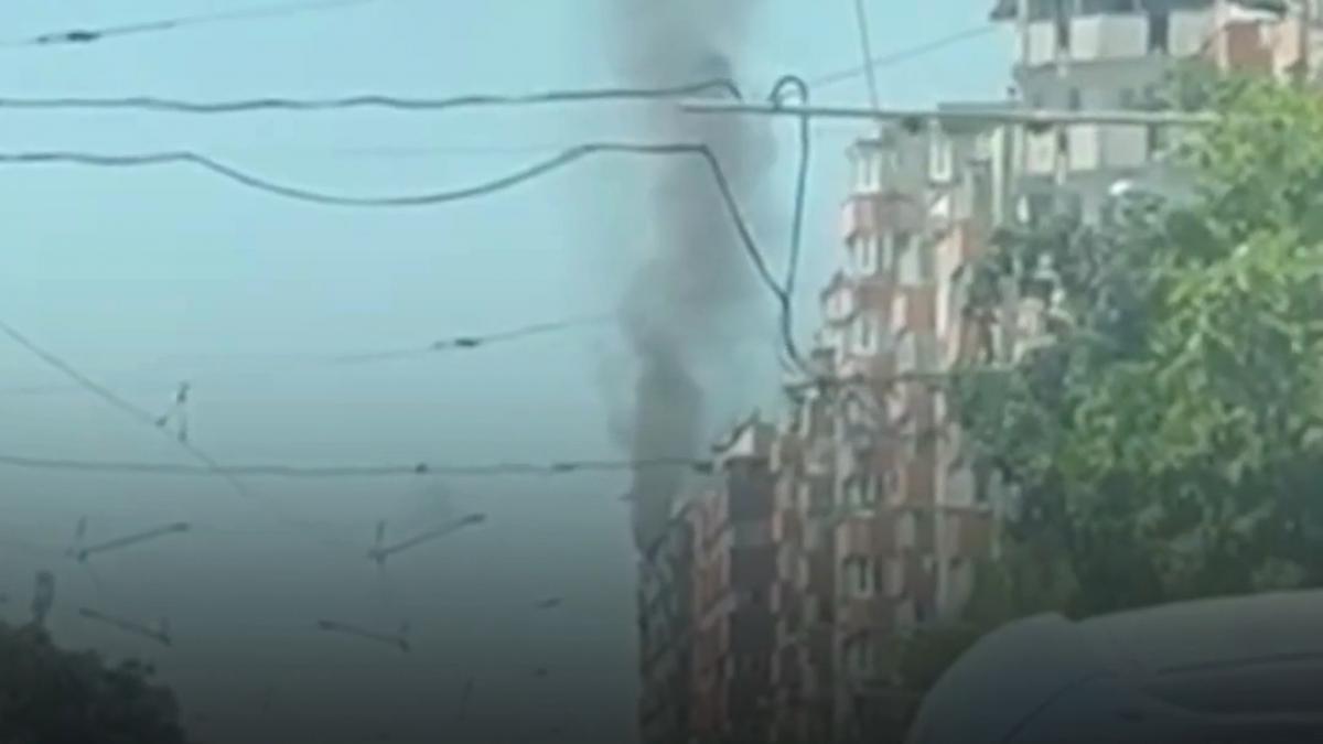 incendiu puternic intr un bloc de pe calea mosilor din bucuresti pompierii intervin cu mai multe autospeciale