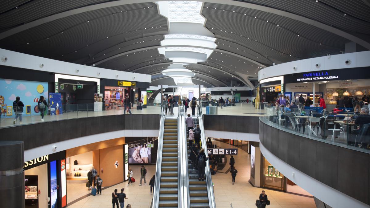 jaf de un milion de euro la aeroportul fiumicino de la roma hotii au plecat cu doua carucioare pline cu valize