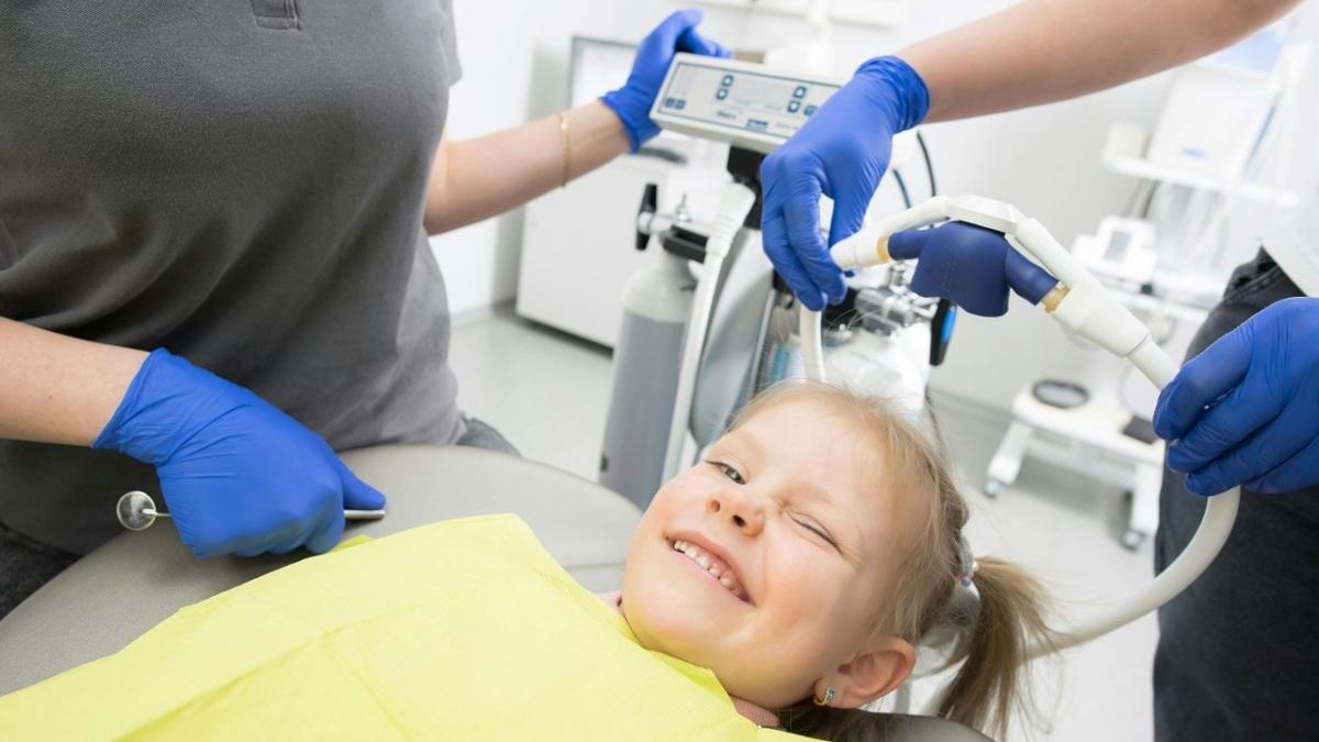 copil-pe-scaun-la-dentist