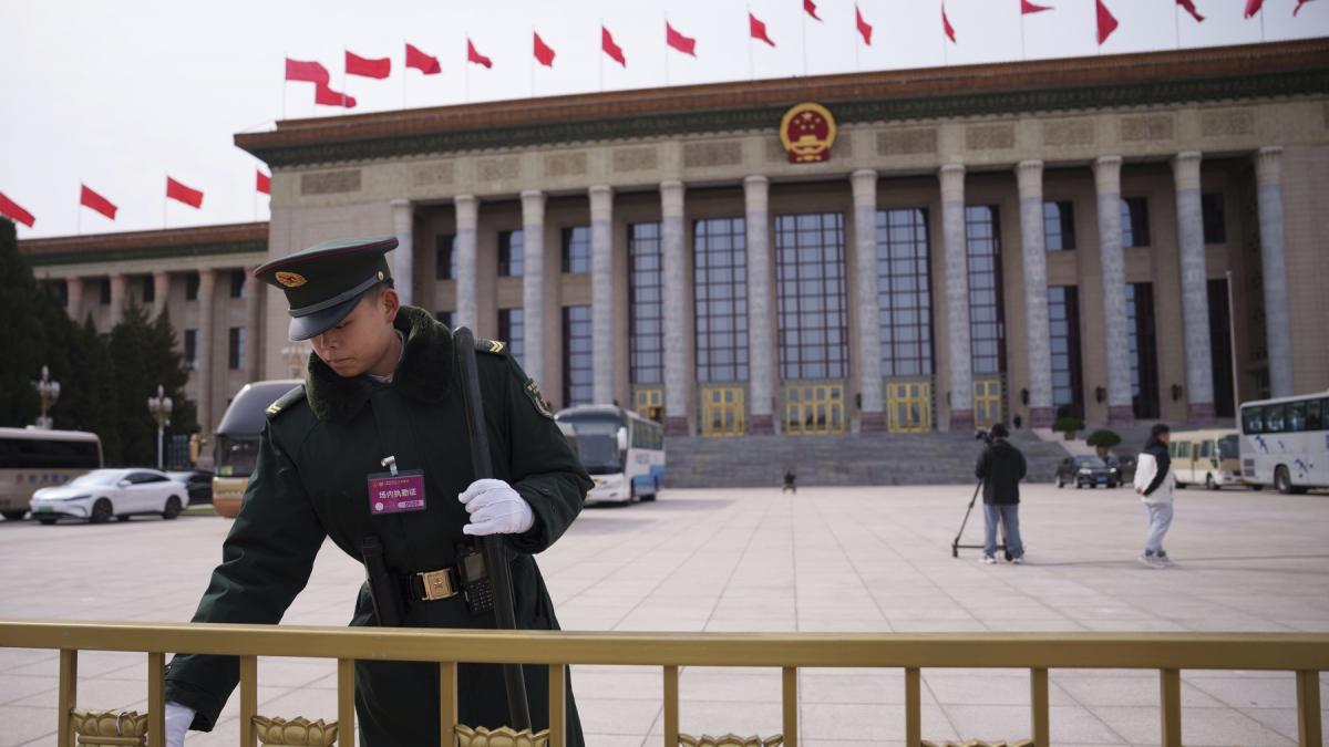 un politist chinez in fata unei cladiri guvernamentale din china