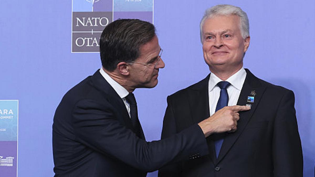clubul 5 presedintele lituaniei si a pus in piept o insigna speciala care i a atras imediat atentia lui mark rutte