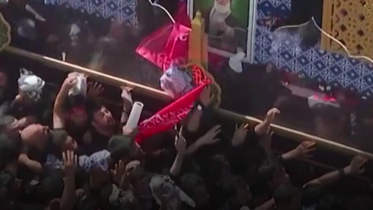 mii de oameni au insotit sicriul ayatollahului ali khamenei pe strazile din najaf