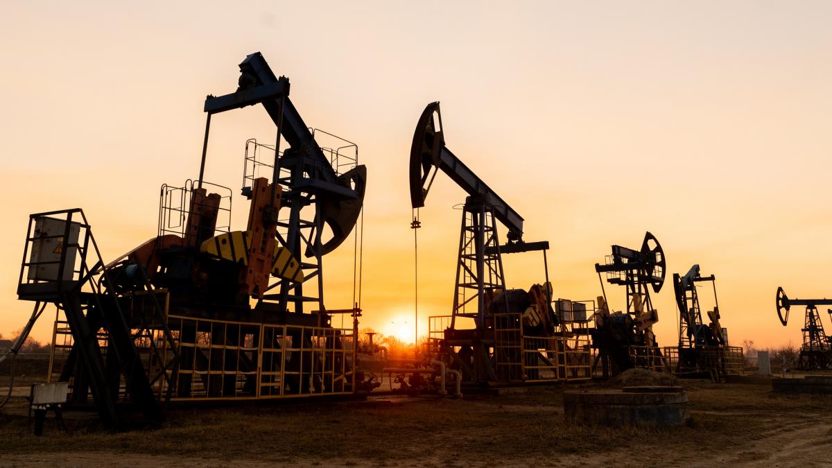 pretul petrolului a crescut brusc dupa anuntul lui trump despre iran panica pe bursele internationale