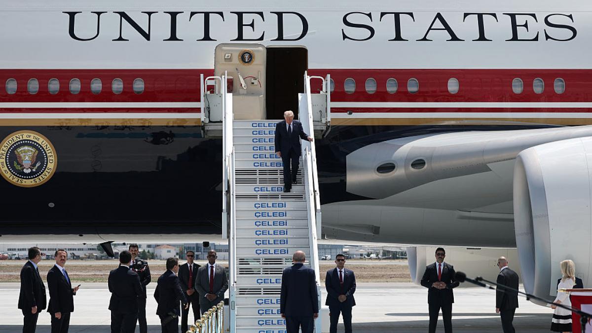 surpriza la finalul summit ului nato trump nu se intoarce in sua cu avionul primit cadou va merge la bazele din europa sa il vada