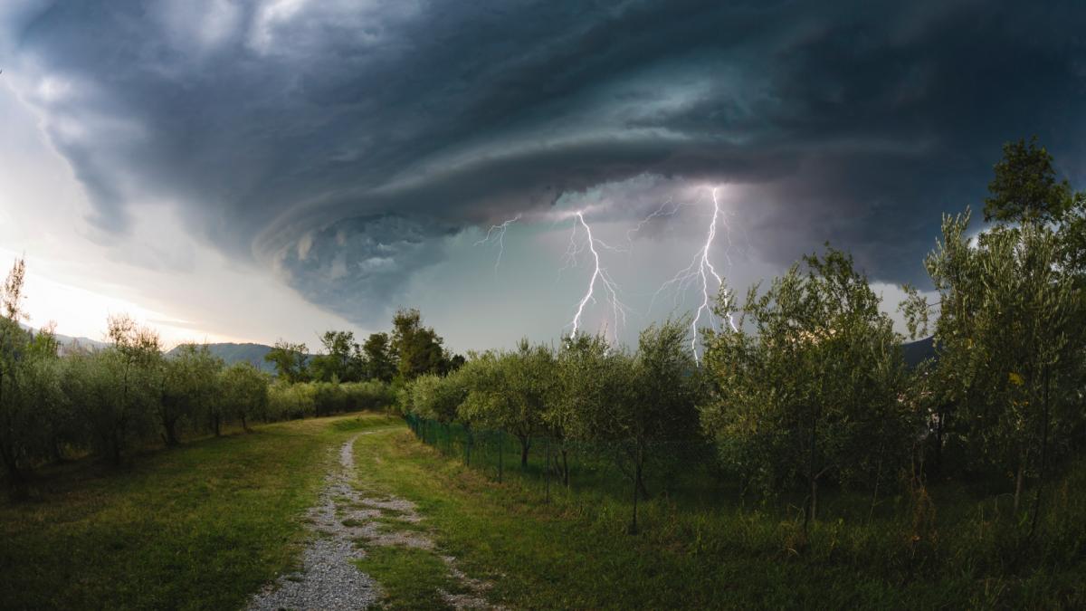 atentionare meteo imediata anm a emis cod portocaliu de vijelii si ploi torentiale cu grindina localitatile afectate de furtuni