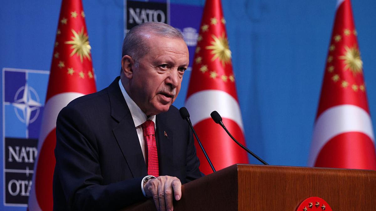 erdogan le a dat cadou cate un pistol liderilor prezenti la summitul nato starmer nu l a luat era ilegal sa l duc in marea britanie