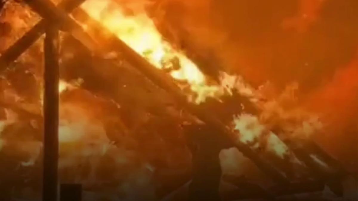 incendiu puternic pe plaja h2o din mamaia doua beach baruri s au facut scrum