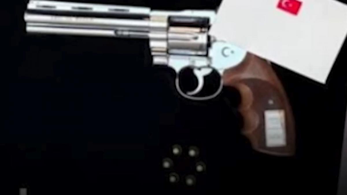 nicusor dan a primit de la erdogan un pistol gumusay si gloante ce a facut presedintele cu arma