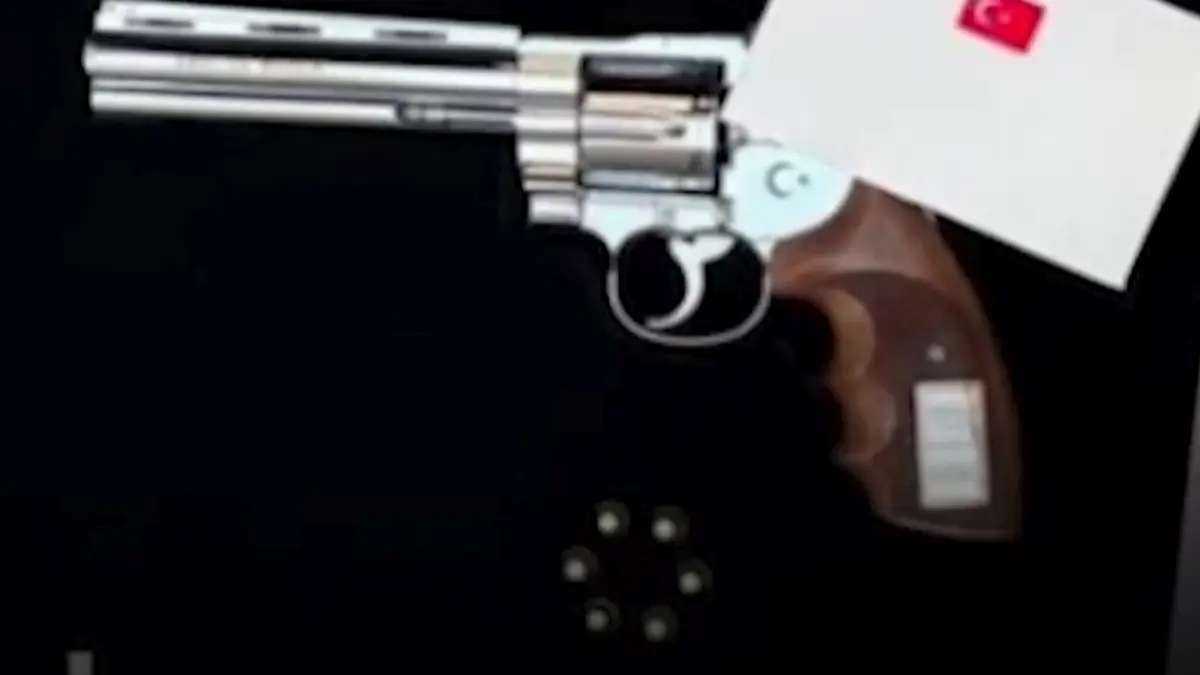 nicusor dan a primit de la erdogan un pistol gumusay si gloante ce a facut presedintele cu arma
