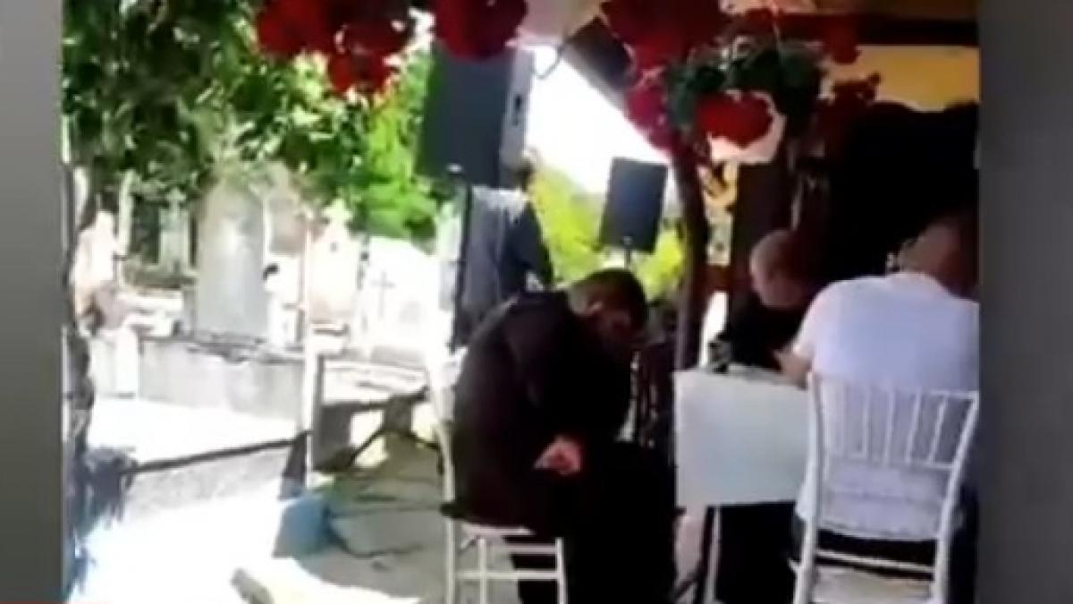 petrecere cu lautari si dedicatii intr un cimitir din gorj in capul mesei au stat reprezentantii bisericii si ai autoritatilor locale