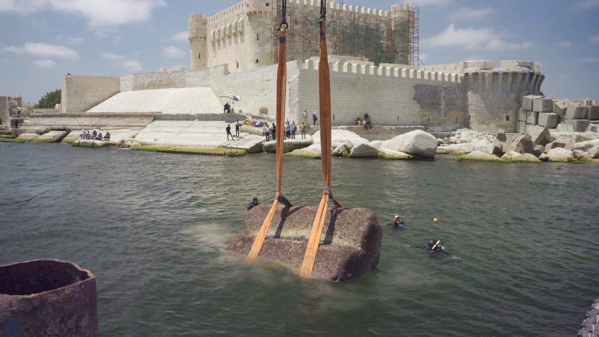 scafandrii au recuperat blocuri de 80 de tone din farul din alexandria una din cele 7 minuni ale antichitatii erau sub apa de secole