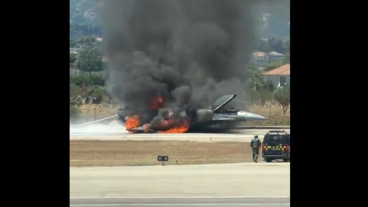 un avion de vanatoare grecesc f 16 s a prabusit pe un aeroport aglomerat din zakynthos