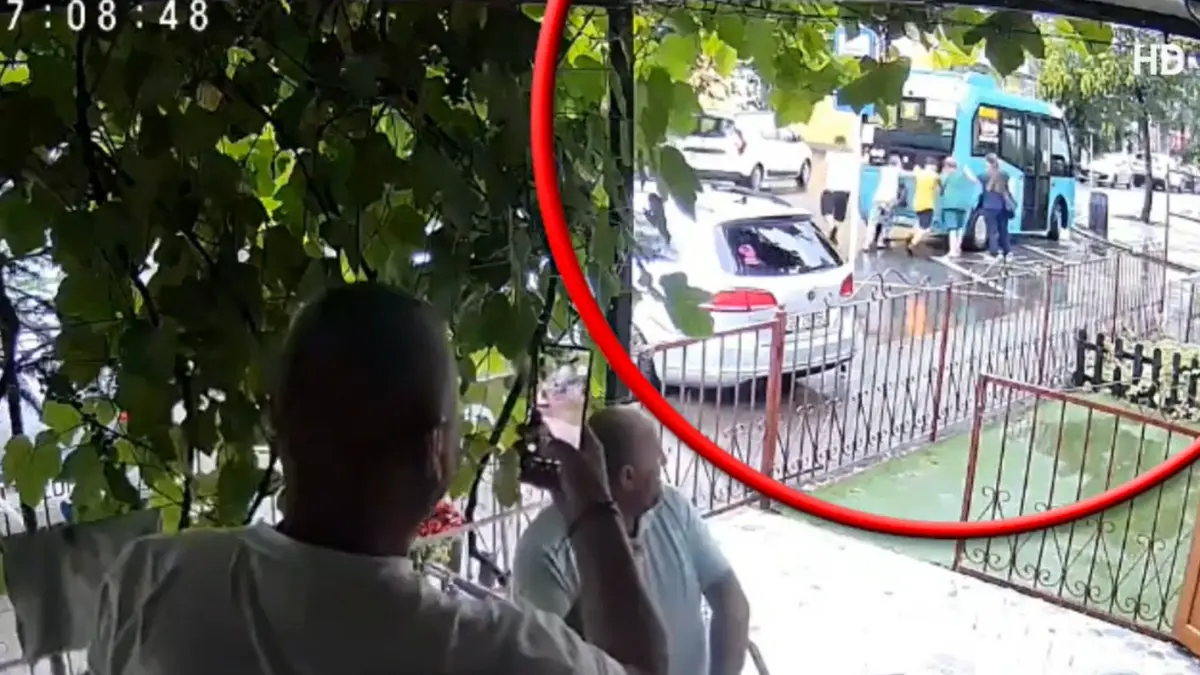 bai esti nebun cateva femei imping autobuzul blocat in trafic la galati in timp ce barbatii de pe o terasa rad si filmeaza