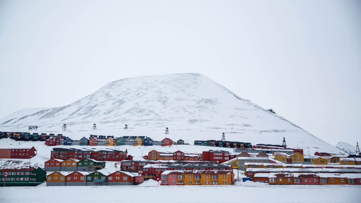 ciudatul razboi rece de pe insula arctica svalbard teritoriul nato al norvegiei populat insa de rusi si chinezi