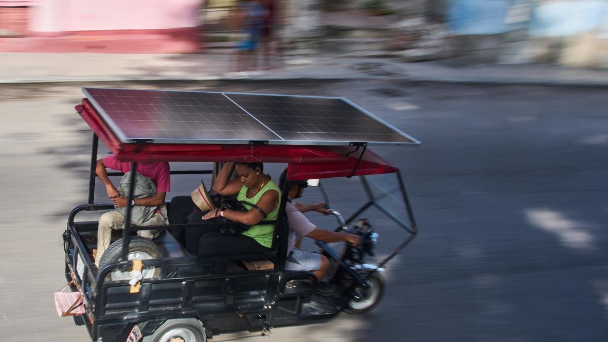 fara benzina si fara curent cubanezii si au pus panouri solare pe tricicluri ca sa nu ramana blocati