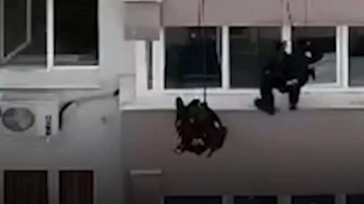 interventie spectaculoasa a politiei alpinistii au escaladat un bloc