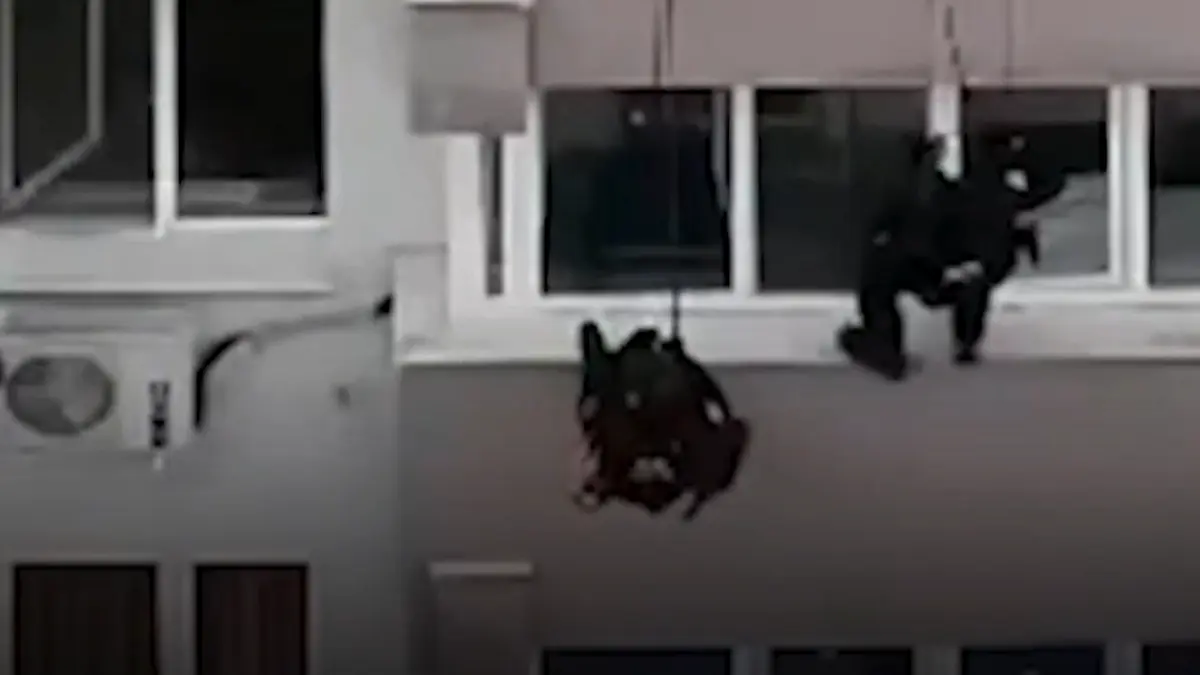 interventie spectaculoasa a politiei alpinistii au escaladat un bloc