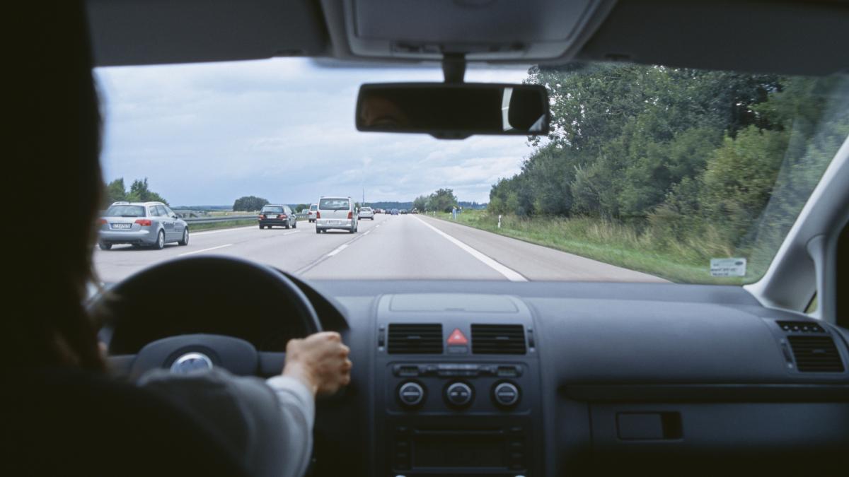 o tesla cu doi copii in interior a fost filmata la 100 km ora in timp ce soferita dormea o ancheta s a deschis in canada