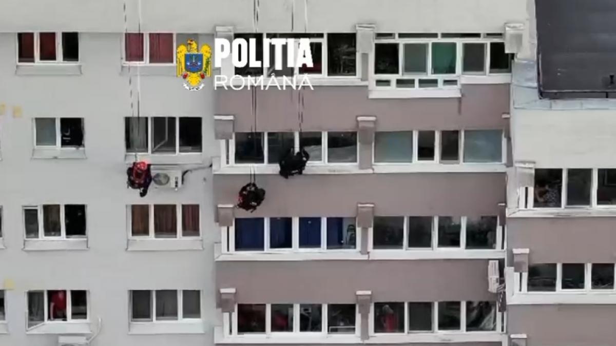 operatiune spectaculoasa a mascatilor in capitala au escaladat un bloc din sectorul 6 ca sa salveze o femeie