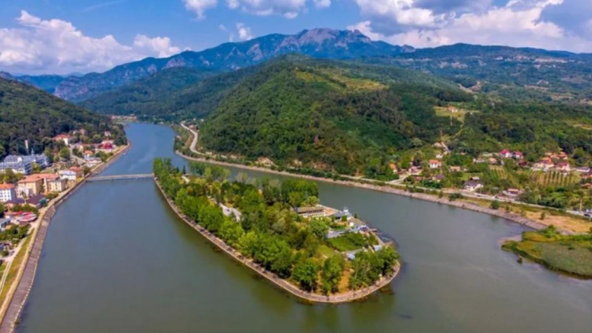 singura insula locuita din romania se afla in valcea pe raul olt are o poveste fascinanta si adaposteste o comoara