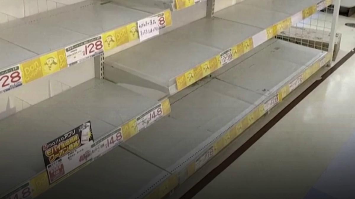 taifunul bavi se apropie de japonia locuitorii isi baricadeaza casele si fac provizii peste 100 de zboruri au fost anulate