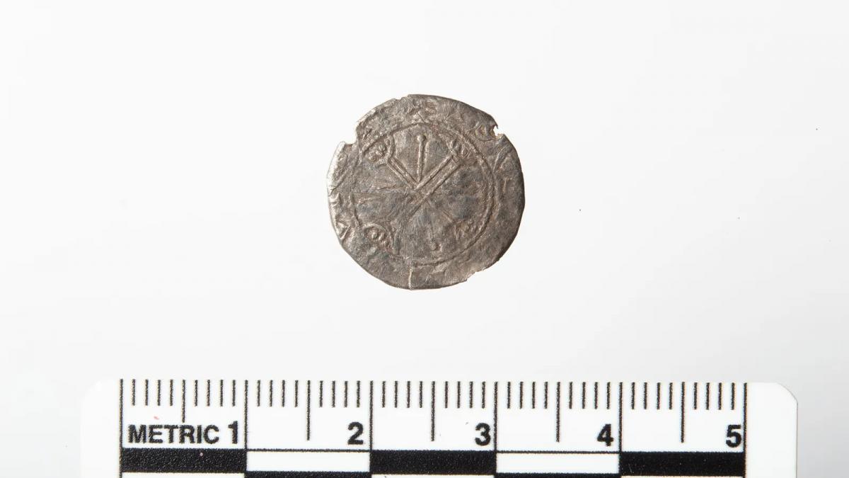 a crezut ca e un nasture murdar dar s a dovedit a fi o moneda unica veche de 900 de ani descoperirea i a uimit pe arheologi