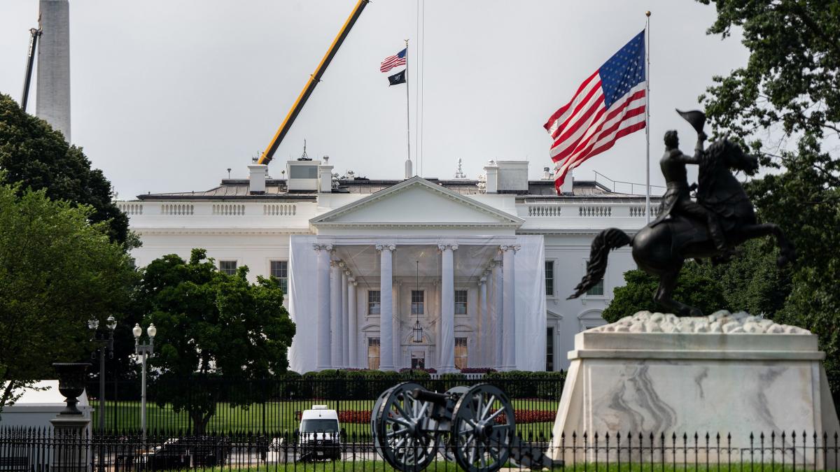 casa alba modernizeaza securitatea intrarii principale dupa tentativele de asasinat asupra lui trump se construieste si un gard nou