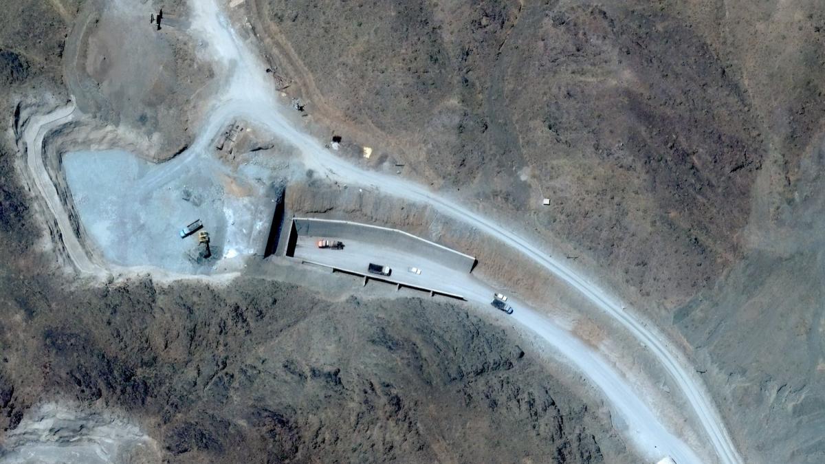 cnn imagini din satelit arata ca iranul isi reface instalatiile nucleare si buncarele subterane bombardate de sua