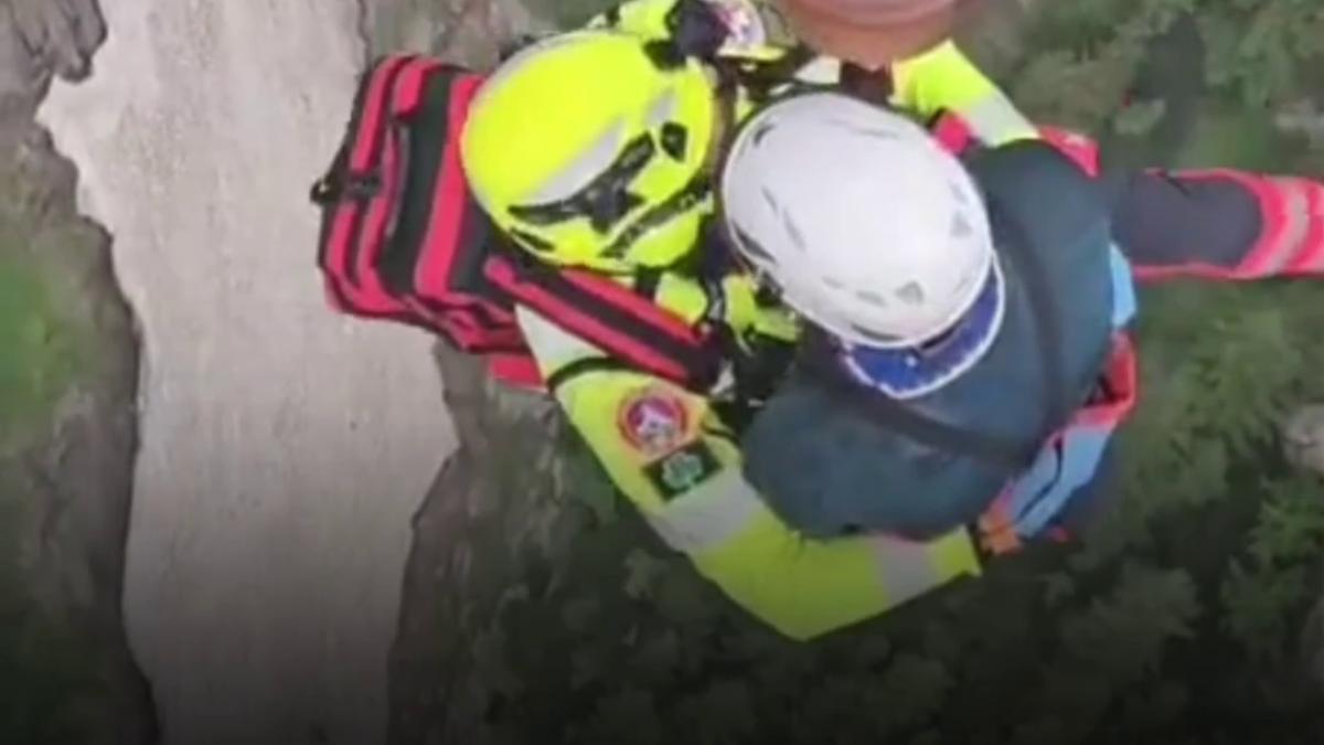 interventie contracronometru in muntii bucegi patru alpinisti au cazut in gol 10 metri unul dintre ei a murit