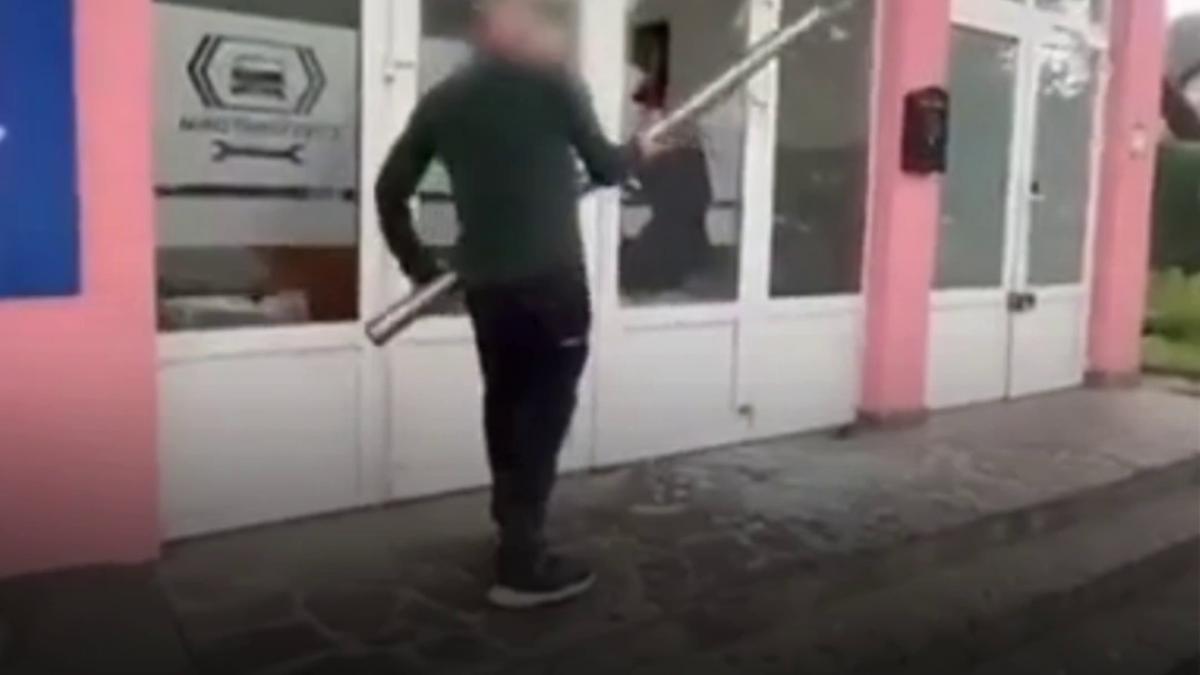 maramures patronul unui service s a imbatat si a inceput sa isi sparga geamurile de la firma