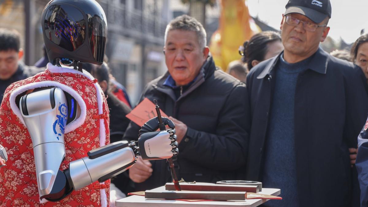 nu mai au nevoie de oameni doar robotii mai insurubeaza milioane de chinezi raman fara locuri de munca si ajung sa doarma in parc