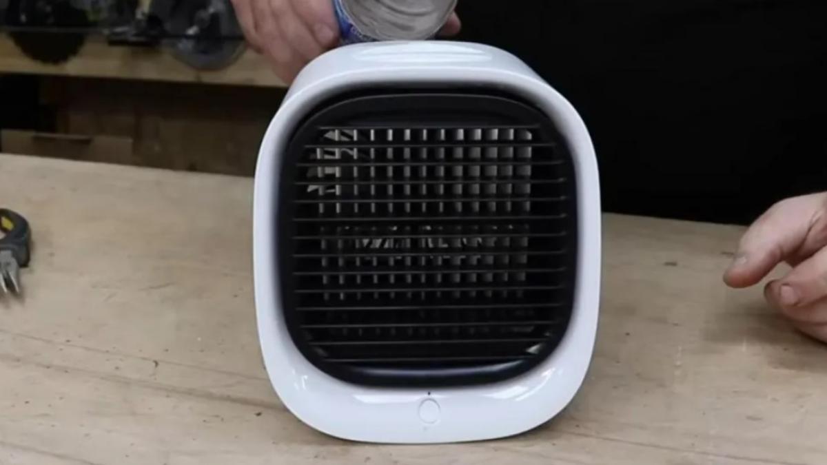 aparat patrat alb cu ventilatie neagra