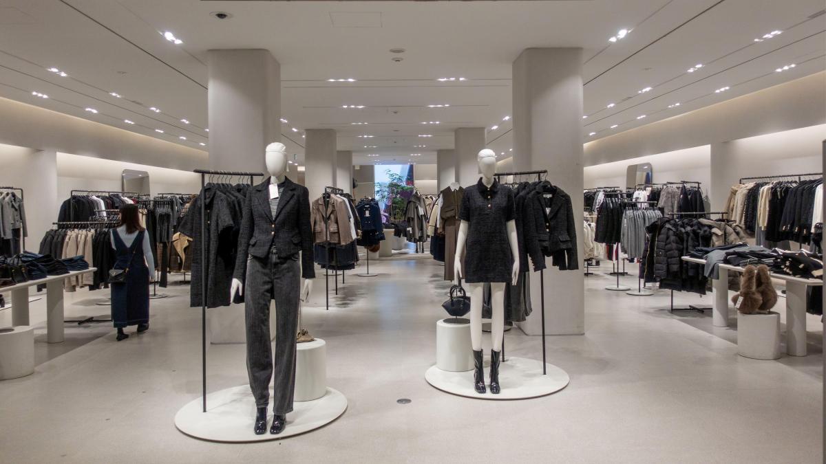 o pereche de pantaloni prea largi de la zara a devenit virala pe tiktok era sa mor de vreo 8 ori pana acum in timp ce i purtam