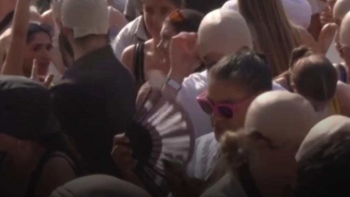 record mondial la concertul lui pitbull 22 000 de fani cu chelii false