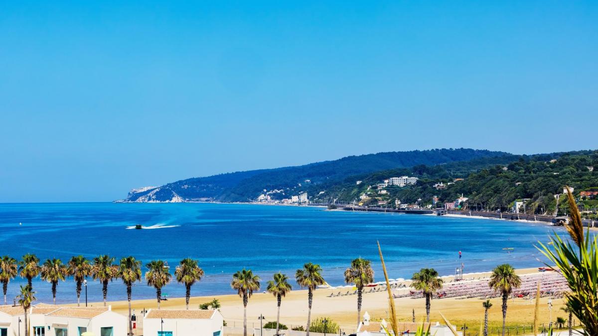 scandal pe plajele din italia dupa ce turistilor li s a interzis sa aduca sandvisuri de acasa costul sezlongurilor e deja exorbitant