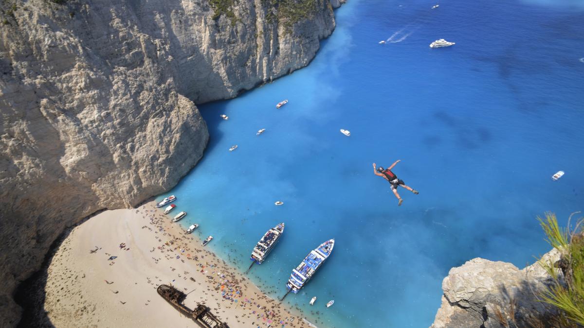 cea mai fotografiata plaja din grecia va fi inchisa in 2026 navagio va fi extinsa cu 30 de metri pentru a salva celebra epava