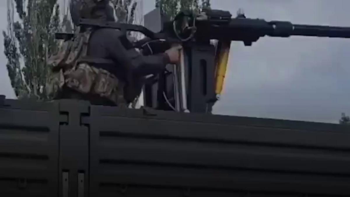 imagini virale cu un soldat rus care scapa de sub control o mitraliera yakb 12 7 arma a fost proiectata initial pentru elicoptere