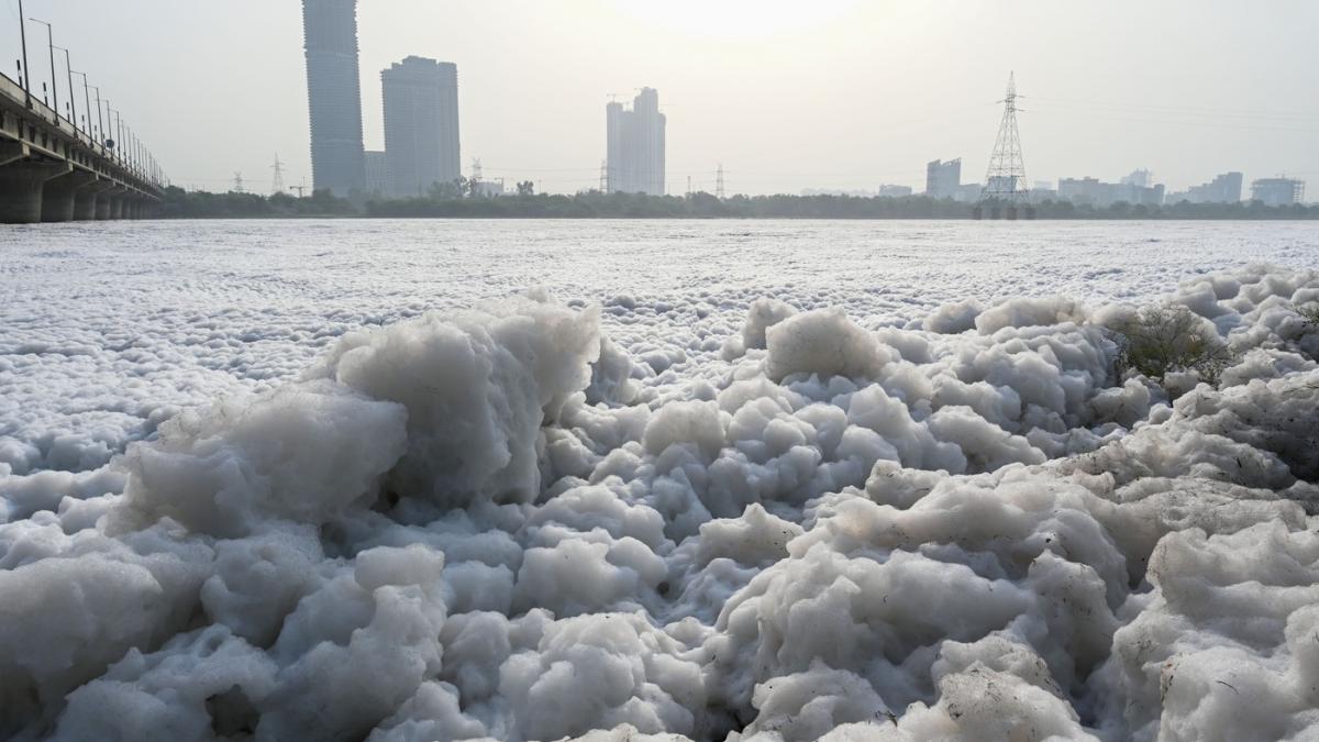 spuma toxica pe râul Yamuna