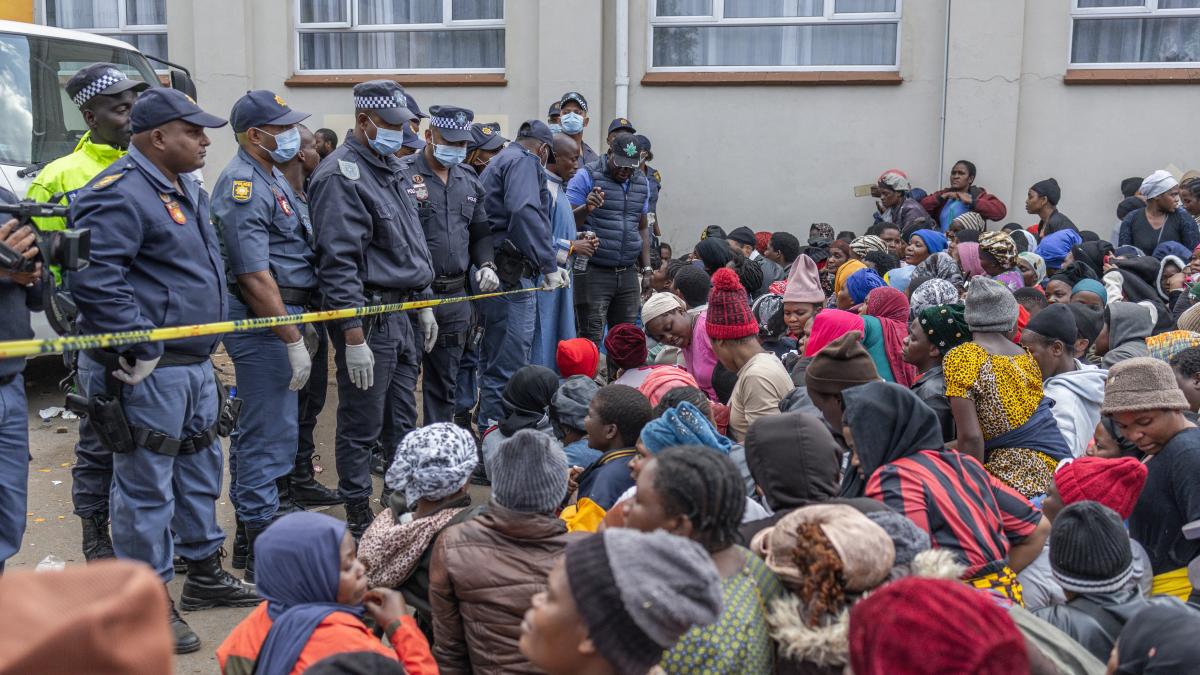 migranți așteaptă să fie deportați în Africa de Sud
