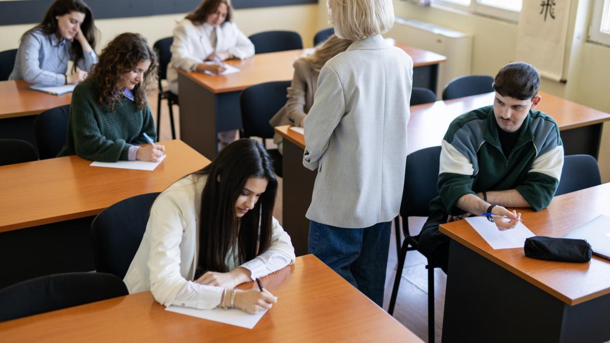 peste 9 600 de profesori debutanti vor sustine marti examenul de definitivat proba scrisa are loc in 42 de centre din tara