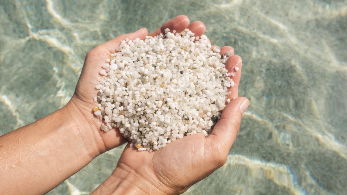 un barbat a plecat acasa cu 40 kg de nisip dupa vacanta din sardinia dupa 50 de ani fiica lui l a dat inapoi
