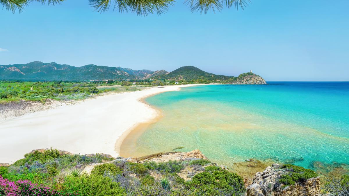 un barbat a plecat acasa cu 40 kg de nisip dupa vacanta din sardinia dupa 50 de ani fiica lui l a dat inapoi