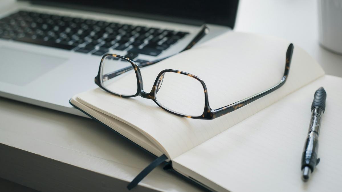 birou-cu-caiet-laptop-ochelari