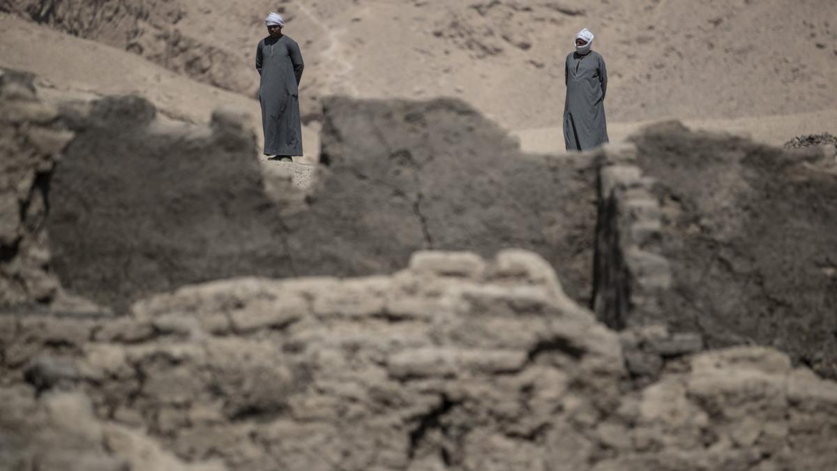 Arheologi si muncitori egipteni langa zidurile din caramida ale orasului antic Aten, descoperit langa Luxor. Imaginea surprinde cartierele rezidentiale vechi de 3.000 de ani, excavate direct din nisipul desertului