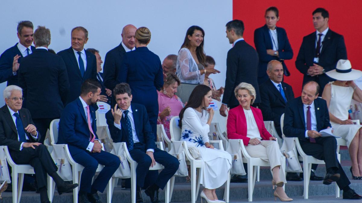 imagini cu nicusor dan si mirabela gradinaru din tribuna oficiala a paradei de la paris prima doamna sta langa ursula von der leyen