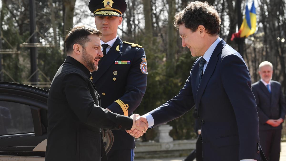 nicusor dan merge miercuri la kiev la summitul ucraina europa de sud est presedintele romaniei a fost invitat de zelenski