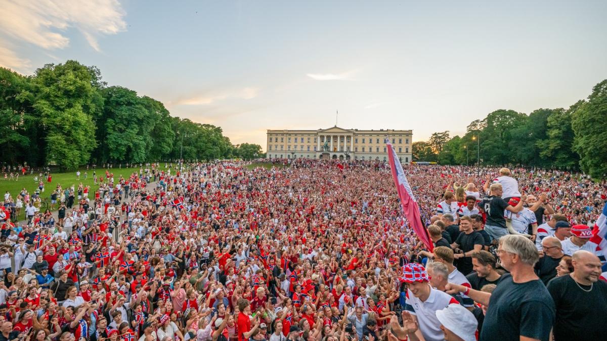 peste 100 000 de oameni au sarbatorit nationala norvegiei momentul in care jucatorii au vaslit impreuna cu suporterii