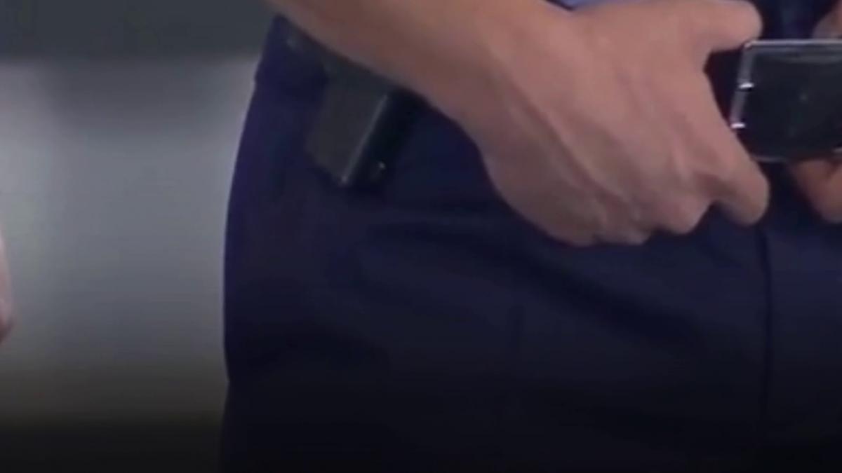 un politist si a amanetat laptop ul de serviciu ca sa joace la pacanele