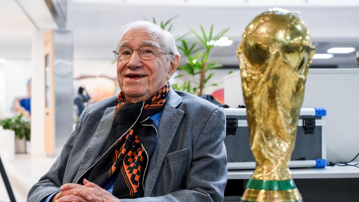 jurnalist sportic si cupa mondiala pe birou